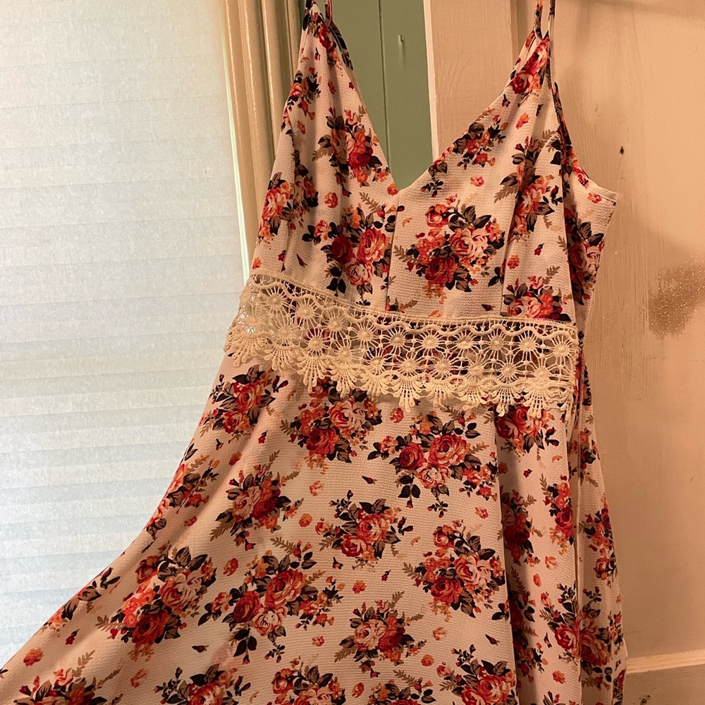 Cute summer dress! It is just too big for myself. Has a center lace.